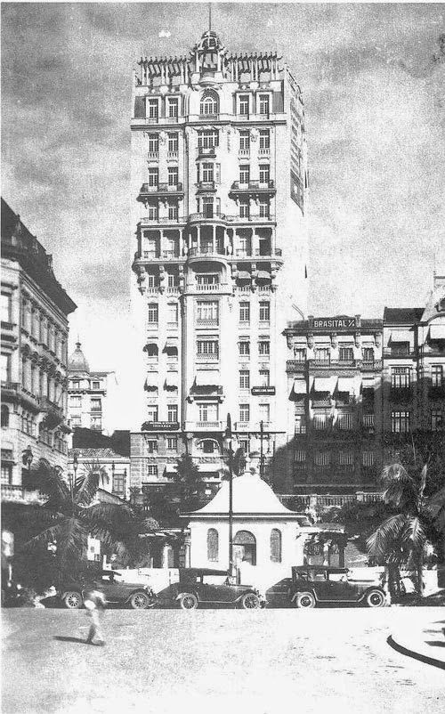 O Edifício Sampaio Moreira foi inaugurado em 1924 sendo o primeiro arranha-céu da cidade de São Paulo.