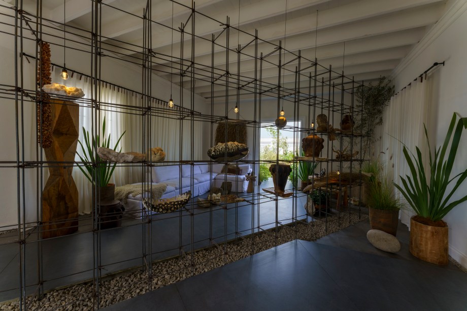<b>Alessandra Mendoza, Bruno Binda, Ro de Rivero - Biblioteca Naturalista.</b> A partir da necessidade de nos reconectar com a natureza, o espaço busca expressar por meio do design, da paisagem e da arte a relação intrínseca na qual o homem se conecta com o que o rodeia. "Sob o desconstrutivismo, expressamos esse retorno à essência, ao natural, ao mais básico, onde o imperfeito nos ensina a valorizar os processos e a aceitar os resultados sem julgamento. Uma linguagem de linhas limpas nos leva à calma", explicam os profissionais.