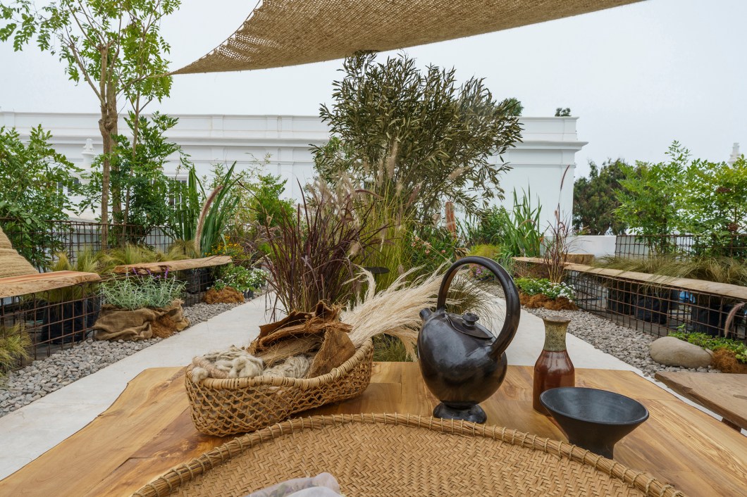 <b>Alessandra Mendoza, Bruno Binda, Ro de Rivero - Jardín de Contemplación. </b> O jardim secreto, onde surgem ideias, representa uma nova relação com o ecossistema. As plantas buscam criar uma proposta naturalista. As espécies aromáticas nos conduzem ao espaço interior no qual vivenciamos e partilhamos os seus conhecimentos. O artesanato ganha destaque e consegue valorizar os recursos da natureza, equilibrando nossos doshas (manifestações em nossos corpos dos cinco elementos - éter, ar, fogo, água e terra). Uma experiência onírica, onde abrimos os nossos sentidos para criar. <b>Alessandra Mendoza, Bruno Binda, Ro de Rivero - Jardín de Contemplación. </b> O jardim secreto, onde surgem ideias, representa uma nova relação com o ecossistema. As plantas buscam criar uma proposta naturalista. As espécies aromáticas nos conduzem ao espaço interior no qual vivenciamos e partilhamos os seus conhecimentos. O artesanato ganha destaque e consegue valorizar os recursos da natureza, equilibrando nossos doshas (manifestações em nossos corpos dos cinco elementos - éter, ar, fogo, água e terra). Uma experiência onírica, onde abrimos os nossos sentidos para criar.