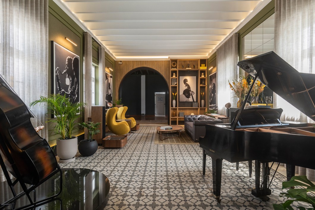 <b>Andrea RuizCaro Caipo - Salón de Música + Private Room. </b> “A música liberta a alma, leva você aonde você quer ir, ajuda você a ser livre. Ela lhe diz sem medo, e você não se recusa a ouvir. Criamos um espaço para a música e para você, para que você possa reservar alguns minutos e curtir", explica a profissional. Painéis especiais e acústicos, tecidos técnicos e elementos imperceptíveis auxiliam no som e na experiência. Instrumentos, texturas envolventes, cores calmas e vibrantes fazem você se desconectar e apenas ver, ouvir e sentir. <b>Andrea RuizCaro Caipo - Salón de Música + Private Room. </b> “A música liberta a alma, leva você aonde você quer ir, ajuda você a ser livre. Ela lhe diz sem medo, e você não se recusa a ouvir. Criamos um espaço para a música e para você, para que você possa reservar alguns minutos e curtir", explica a profissional. Painéis especiais e acústicos, tecidos técnicos e elementos imperceptíveis auxiliam no som e na experiência. Instrumentos, texturas envolventes, cores calmas e vibrantes fazem você se desconectar e apenas ver, ouvir e sentir.