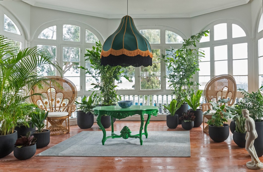 <b>Augusto Achille de Cossio Ceino - Sala Íntima.</b> O espaço procura criar um ambiente acolhedor, rico em leveza e tranquilidade, evocando as salas da época clássica com a utilização de molduras. Os tetos são decorados e as paredes utilizam tons claros e quentes, que complementam a leveza do mobiliário. As pedras naturais realçam as obras de arte dispostas nas paredes, entre as quais se destaca a escultura central de madeira entalhada à mão. <b>Augusto Achille de Cossio Ceino - Sala Íntima.</b> O espaço procura criar um ambiente acolhedor, rico em leveza e tranquilidade, evocando as salas da época clássica com a utilização de molduras. Os tetos são decorados e as paredes utilizam tons claros e quentes, que complementam a leveza do mobiliário. As pedras naturais realçam as obras de arte dispostas nas paredes, entre as quais se destaca a escultura central de madeira entalhada à mão.