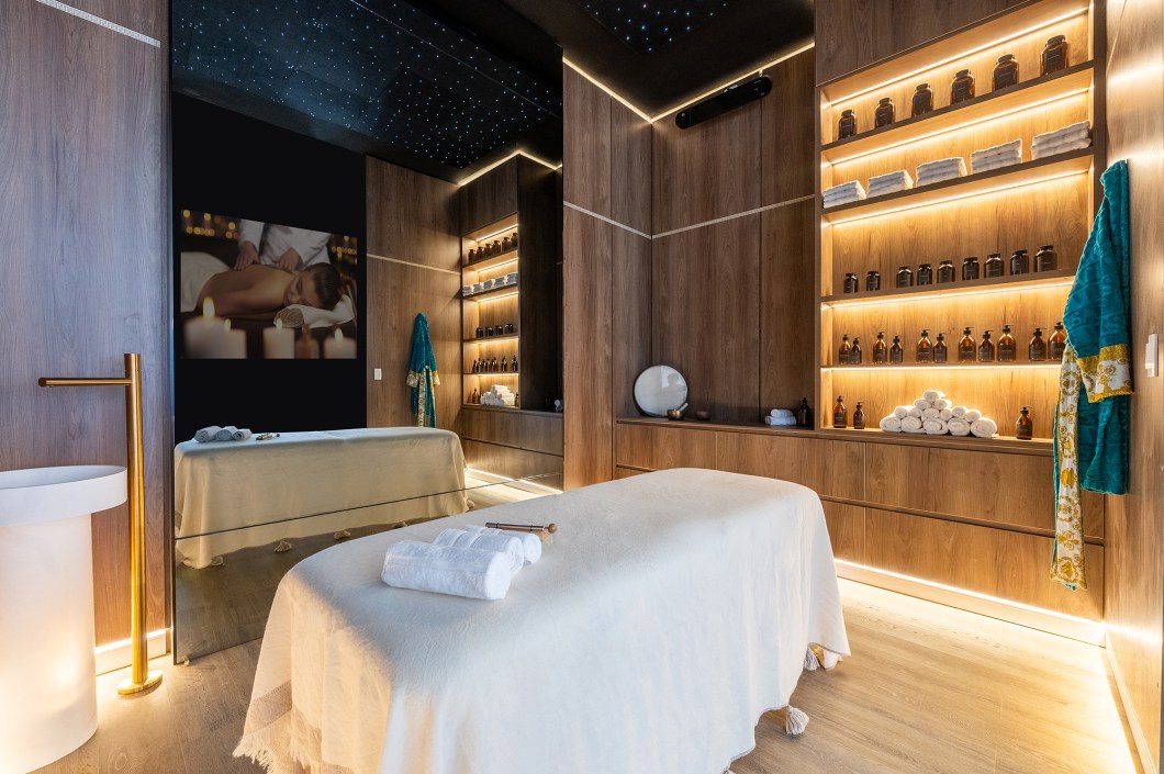 <b>Camila Gos - Dolce Spa. </b> Aqui é um espaço onde os sentidos despertam, o corpo relaxa e o espírito se renova. A energia proporcionada pelas pedras preciosas, pela oliveira e pelo jogo de texturas nos diversos tecidos criam o ambiente ideal para desfrutar das terapias e tratamentos. Este spa também oferece produtos confeccionados com insumos naturais. <b>Camila Gos - Dolce Spa. </b> Aqui é um espaço onde os sentidos despertam, o corpo relaxa e o espírito se renova. A energia proporcionada pelas pedras preciosas, pela oliveira e pelo jogo de texturas nos diversos tecidos criam o ambiente ideal para desfrutar das terapias e tratamentos. Este spa também oferece produtos confeccionados com insumos naturais.