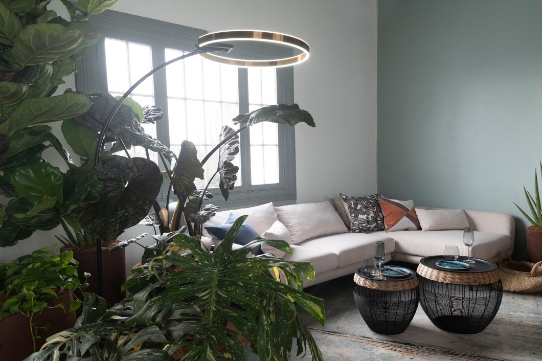 <b>Claudia Weis Coello - Loft del Narrador. </b> Este loft tem como personagem Yura, curiosa, focada na busca de inspiração no seu passado e na natureza ligada às suas tradições. Ela é cativada pela lenda da árvore dos sonhos, que diz que todos somos capazes de realizar nossos desejos. “Essa é a nossa inspiração! Uma história da cultura Kukama (grupo indígena que habita a Amazônia do alto rio Solimões). A partir do tema 'De presente, o agora' refletimos sobre o que Yura quer cuidar e proteger: as histórias. Neste espaço se reafirma a relação com a natureza, pois esse será o presente para os nossos descendentes", explica a profissional. <b>Claudia Weis Coello - Loft del Narrador. </b> Este loft tem como personagem Yura, curiosa, focada na busca de inspiração no seu passado e na natureza ligada às suas tradições. Ela é cativada pela lenda da árvore dos sonhos, que diz que todos somos capazes de realizar nossos desejos. “Essa é a nossa inspiração! Uma história da cultura Kukama (grupo indígena que habita a Amazônia do alto rio Solimões). A partir do tema 'De presente, o agora' refletimos sobre o que Yura quer cuidar e proteger: as histórias. Neste espaço se reafirma a relação com a natureza, pois esse será o presente para os nossos descendentes", explica a profissional.
