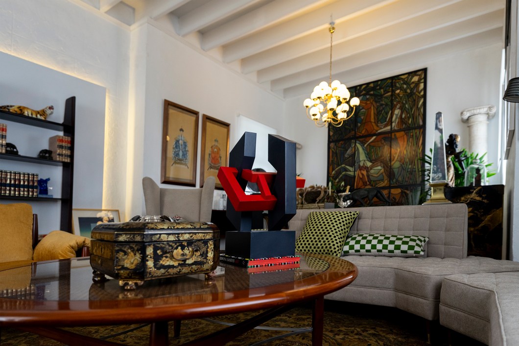 <b>Elmo Rubio, Orlando Espinoza - El Loft del Anticuario. </b>Nesta edição da CASACOR Peru, o espaço do antiquário apresenta uma decoração maximalista eclética com objetos e móveis, onde épocas e estilos se misturam, além de integrar a natureza ao ambiente. <b>Elmo Rubio, Orlando Espinoza - El Loft del Anticuario. </b>Nesta edição da CASACOR Peru, o espaço do antiquário apresenta uma decoração maximalista eclética com objetos e móveis, onde épocas e estilos se misturam, além de integrar a natureza ao ambiente.