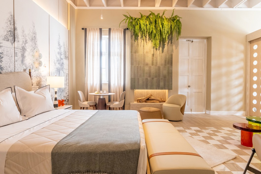 <b>Flavia Ferrini - Suite Sensorial.</b> Espaço concebido como um oásis de tranquilidade, onde os hóspedes podem fugir da agitação da cidade e mergulhar numa experiência sensorial. Uma paleta de cores suaves e neutras é a base sobre a qual uma variedade de texturas são aplicadas. Peças em tons vibrantes criam flashes de energia, enquanto detalhes sutis em preto adicionam profundidade e sofisticação. Luxo e conforto são proporcionados por móveis de couro. <b>Flavia Ferrini - Suite Sensorial.</b> Espaço concebido como um oásis de tranquilidade, onde os hóspedes podem fugir da agitação da cidade e mergulhar numa experiência sensorial. Uma paleta de cores suaves e neutras é a base sobre a qual uma variedade de texturas são aplicadas. Peças em tons vibrantes criam flashes de energia, enquanto detalhes sutis em preto adicionam profundidade e sofisticação. Luxo e conforto são proporcionados por móveis de couro.