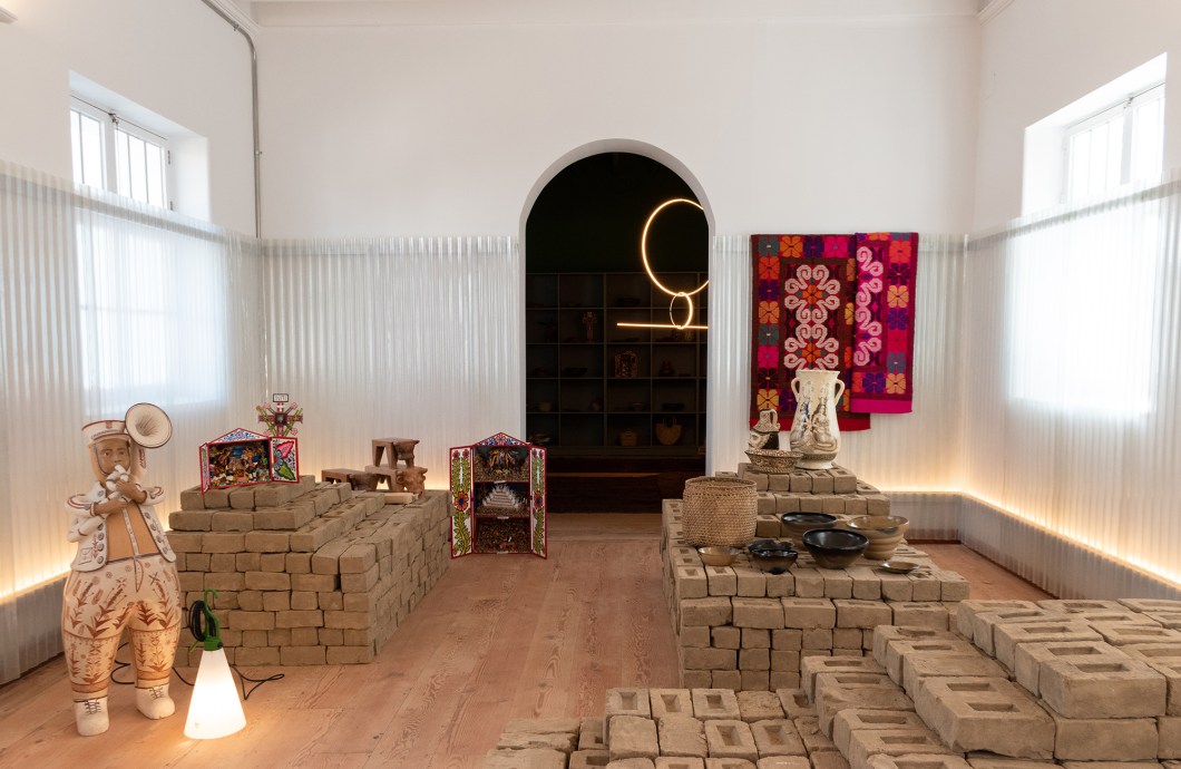 <b>Gianfranco Loli, Viviana Velarde - Ruraq Maki.</b> A proposta aproxima a arte tradicional de um contexto contemporâneo como manifestação das infinitas possibilidades de conviver, valorizar e contar as narrativas do povo e do imaginário de cada artista. A loja funciona como uma tela em branco, que destaca a beleza das peças. Um segundo espaço conceitual relembra a riqueza da arte popular e mostra as possibilidades de contraste entre o tradicional e o moderno. <b>Gianfranco Loli, Viviana Velarde - Ruraq Maki.</b> A proposta aproxima a arte tradicional de um contexto contemporâneo como manifestação das infinitas possibilidades de conviver, valorizar e contar as narrativas do povo e do imaginário de cada artista. A loja funciona como uma tela em branco, que destaca a beleza das peças. Um segundo espaço conceitual relembra a riqueza da arte popular e mostra as possibilidades de contraste entre o tradicional e o moderno.