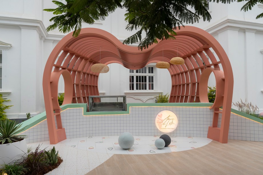 <b>Ingrid Mamani Cobos, Victoria Cerna Álvarez - Heladería de CASACOR. </b> A gelateria é um presente para os sentidos, um lugar onde o presente é celebrado com gratidão. Com um design de linhas curvas e formas orgânicas, o balcão de atendimento é o coração do espaço. A arquitetura e o paisagismo se fundem criando um ambiente biodiverso e multicolorido. Elementos simbólicos, como espelhos astronômicos e argila artesanal, evocam o passado. Aqui, cada visitante pode se deliciar com um gelato artesanal enquanto é imerso num ambiente natural, revitalizante e acolhedor.