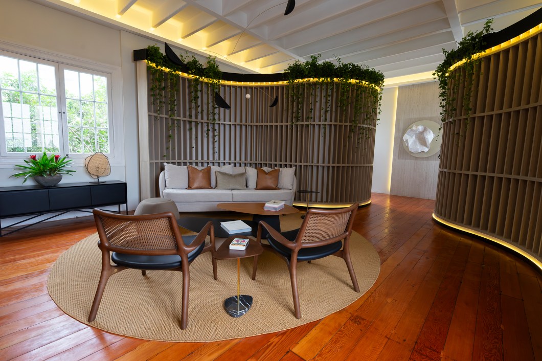 <b>Javier Rodó Queirolo-Nicolini - Loft. </b> Inspirado no santuário Fushimi Inari (Kyoto, Japão), famoso por sua sequência de portais que formam um caminho sinuoso em meio à vegetação montanhosa, este projeto começa rodeado de um verde que envolve e leva à paz, deixando de lado uma rota linear para optar por um caminho curvo. Com fluidez, estimula-se a curiosidade do espectador, que é convidado a experimentar e descobrir os subespaços que compõem o loft. <b>Javier Rodó Queirolo-Nicolini - Loft. </b> Inspirado no santuário Fushimi Inari (Kyoto, Japão), famoso por sua sequência de portais que formam um caminho sinuoso em meio à vegetação montanhosa, este projeto começa rodeado de um verde que envolve e leva à paz, deixando de lado uma rota linear para optar por um caminho curvo. Com fluidez, estimula-se a curiosidade do espectador, que é convidado a experimentar e descobrir os subespaços que compõem o loft.