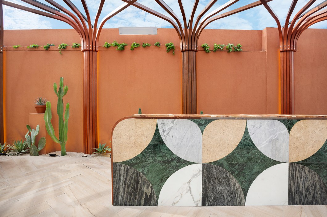 <b>Karina Salcedo Portocarrero - Refugio Natural</b>. O design do projeto é composto por formas e texturas naturais que registram uma proposta consciente e respeitosa com a natureza que nos rodeia. É um projeto que promove a preservação do planeta, reaproveitando materiais, destacando seu uso em sua forma mais pura e evitando a perda de recursos naturais. "É um refúgio do mundo inquieto em que vivemos. É um espaço com a minha alma", explica a arquiteta. <b>Karina Salcedo Portocarrero - Refugio Natural</b>. O design do projeto é composto por formas e texturas naturais que registram uma proposta consciente e respeitosa com a natureza que nos rodeia. É um projeto que promove a preservação do planeta, reaproveitando materiais, destacando seu uso em sua forma mais pura e evitando a perda de recursos naturais. "É um refúgio do mundo inquieto em que vivemos. É um espaço com a minha alma", explica a arquiteta.