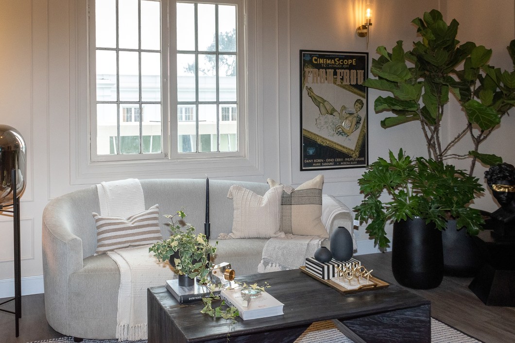 <b>Karla Chávez, Paula Vecco - Le Charmant Loft. </b>No coração de Paris, um loft é o refúgio de uma mulher solteira que criou um santuário de elegância e bem-estar. Com uma cozinha gourmet, uma luxuosa banheira de hidromassagem, um canto de leitura e um espaço de cuidados pessoais, ela consegue fugir da agitação da cidade, imersa em um ambiente aconchegante e monocromático que reflete seu amor pelo clássico. Um espaço onde os seus prazeres se reúnem, sua alma se alimenta e o agora é uma dádiva. <b>Karla Chávez, Paula Vecco - Le Charmant Loft. </b>No coração de Paris, um loft é o refúgio de uma mulher solteira que criou um santuário de elegância e bem-estar. Com uma cozinha gourmet, uma luxuosa banheira de hidromassagem, um canto de leitura e um espaço de cuidados pessoais, ela consegue fugir da agitação da cidade, imersa em um ambiente aconchegante e monocromático que reflete seu amor pelo clássico. Um espaço onde os seus prazeres se reúnem, sua alma se alimenta e o agora é uma dádiva.