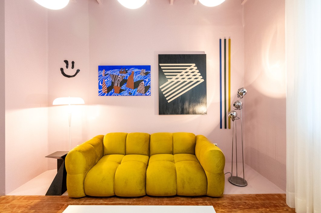 <b>Karla Sánchez Ballesteros, Valentino Sibadón García - Encuentros by American Express.</b> A proposta da dupla se caracteriza por reunir em um só projeto a memória, o modernista com a proposta contemporânea. O passado aparece no piso original recuperado e no uso do mobiliário vintage restaurado. Por meio da carga cromática, destaca-se a beleza intrínseca do lugar, trazendo-a para o presente. Junto, uma seleção de artistas peruanos contemporâneos que tratam de forma muito sutil temas como o pertencimento do lugar ou o poder antropológico ao longo do tempo - uma série de fragmentos que geram atemporalidade. <b>Karla Sánchez Ballesteros, Valentino Sibadón García - Encuentros by American Express.</b> A proposta da dupla se caracteriza por reunir em um só projeto a memória, o modernista com a proposta contemporânea. O passado aparece no piso original recuperado e no uso do mobiliário vintage restaurado. Por meio da carga cromática, destaca-se a beleza intrínseca do lugar, trazendo-a para o presente. Junto, uma seleção de artistas peruanos contemporâneos que tratam de forma muito sutil temas como o pertencimento do lugar ou o poder antropológico ao longo do tempo - uma série de fragmentos que geram atemporalidade.