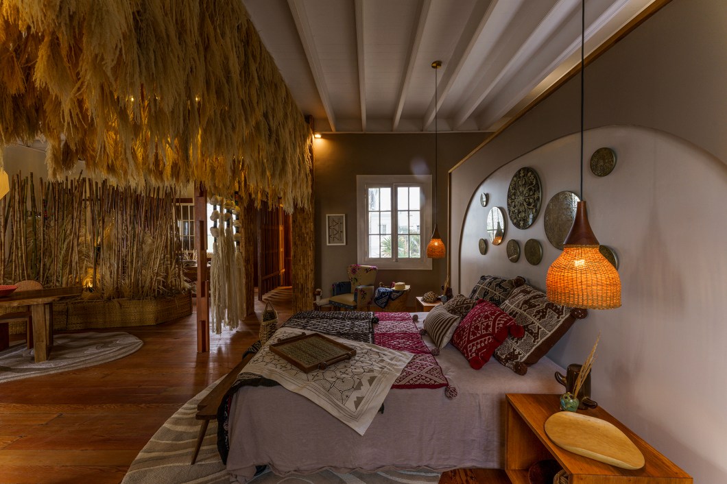 <b>Marina Vella - Suite Perú. </b> Esta é uma homenagem aos materiais que as mãos de nossos artesãos transformam em produtos utilitários e decorativos para embelezar os espaços com as luzes e as cores da nossa história. O Serviço Nacional de Florestas e Fauna Silvestre (SERFOR) e o Ministério do Comércio Exterior e Turismo (MINCETUR), por meio do Vice Ministério do Turismo, apresentam este espaço desenhado por Marina Vella, onde a tradição, a inovação e a criatividade criam um ambiente acolhedor, harmonioso e moderno, cujo protagonista é a arte artesanal inspirada na biodiversidade cultural do Peru. <b>Marina Vella - Suite Perú. </b> Esta é uma homenagem aos materiais que as mãos de nossos artesãos transformam em produtos utilitários e decorativos para embelezar os espaços com as luzes e as cores da nossa história. O Serviço Nacional de Florestas e Fauna Silvestre (SERFOR) e o Ministério do Comércio Exterior e Turismo (MINCETUR), por meio do Vice Ministério do Turismo, apresentam este espaço desenhado por Marina Vella, onde a tradição, a inovação e a criatividade criam um ambiente acolhedor, harmonioso e moderno, cujo protagonista é a arte artesanal inspirada na biodiversidade cultural do Peru.