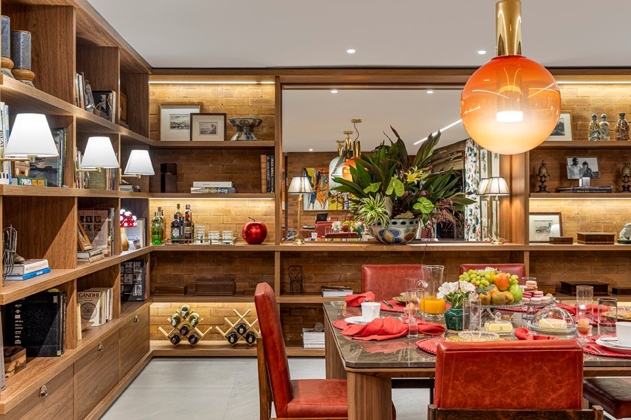 <b>Rosa May Sampaio Decoração de Interiores - Movimento, Espaço, Tempo</b>. Duas mesas quadradas próximas uma da outra permitem à sala de jantar planejada por Rosa May Sampaio funcionar confortavelmente como escritório em certos períodos do dia. Unidas, elas acomodam até 12 pessoas para refeições festivas, iluminadas pelos pendentes de vidro soprado dos designers tchecos Michaela Tomiskova e Jakub Jandourek. Assim, o ambiente misto de 50 m², forrado com tapete de fibra natural e delimitado por paredes de tijolos, comporta mais ocasiões em família.