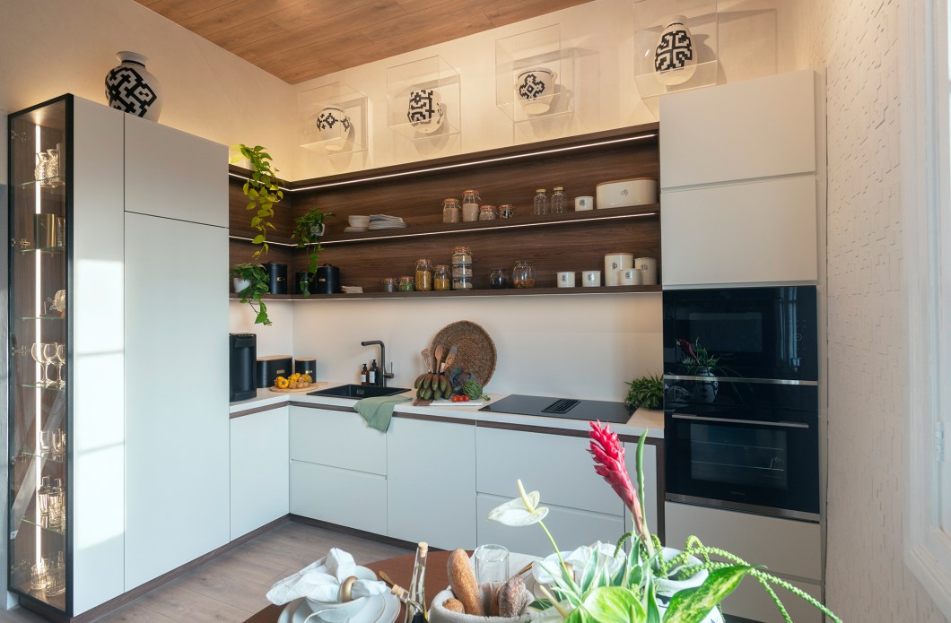 <b>Triskell Arch & Design Studio - Selva Viva / Microhábitat. </b>Selva Viva é uma cozinha que celebra a Amazônia como um presente precioso que merece ser preservado. Reflete a conexão entre cultura e natureza em um ambiente contemporâneo. Um lembrete sobre a importância de proteger nosso patrimônio de hoje. Microhábitat é um espaço compacto que combina eficiência e design para criar um oásis urbano. Inspirado na convivência com menos, é o refúgio de um casal que valoriza a organização e a serenidade e onde a simplicidade é bem-estar. <b>Triskell Arch & Design Studio - Selva Viva / Microhábitat. </b>Selva Viva é uma cozinha que celebra a Amazônia como um presente precioso que merece ser preservado. Reflete a conexão entre cultura e natureza em um ambiente contemporâneo. Um lembrete sobre a importância de proteger nosso patrimônio de hoje. Microhábitat é um espaço compacto que combina eficiência e design para criar um oásis urbano. Inspirado na convivência com menos, é o refúgio de um casal que valoriza a organização e a serenidade e onde a simplicidade é bem-estar.