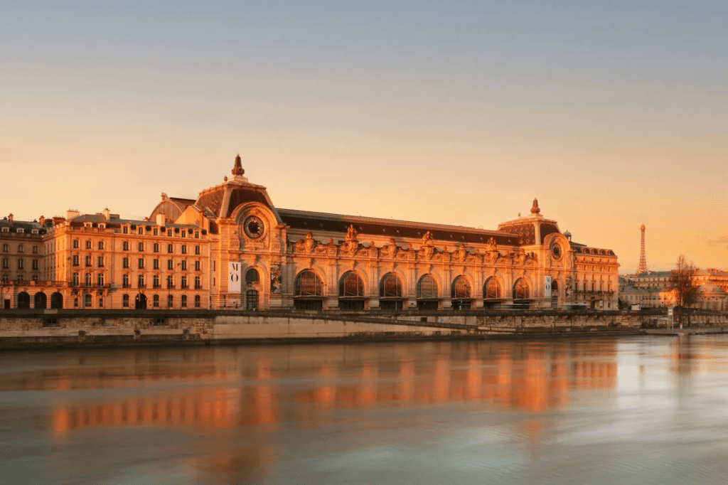 Sala do relógio do Museu D'orsay é convertida em quarto e terá vista para a cidade Olímpica