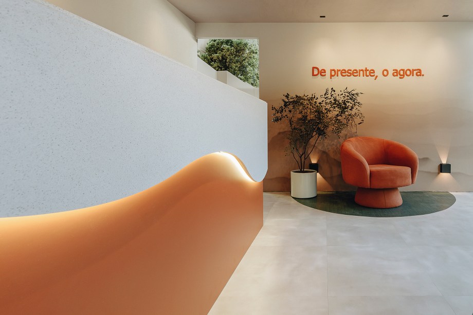 <b>Daiane Moraes - Concierge.</b> O ambiente que recepciona o público que chega à CASACOR Paraná tem como premissa o bem-receber, convidando os visitantes a fazer uma imersão na 30ª edição da mostra logo na entrada. Construído do zero no casarão que sedia a exposição, o espaço instagramável promete ser o cenário perfeito para os registros fotográficos. A paleta cromática é pautada nas sensações de pertencimento, dinamismo e vibração, numa proposta interativa que leva os usuários a refletir sobre a força de sua singularidade.
